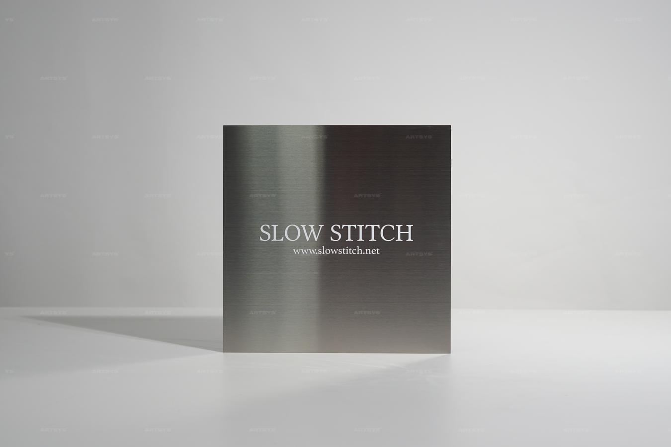 아트시스의 스테인리스 스틸 SLOW STITCH 간판 - 고급스러운 디자인과 내구성